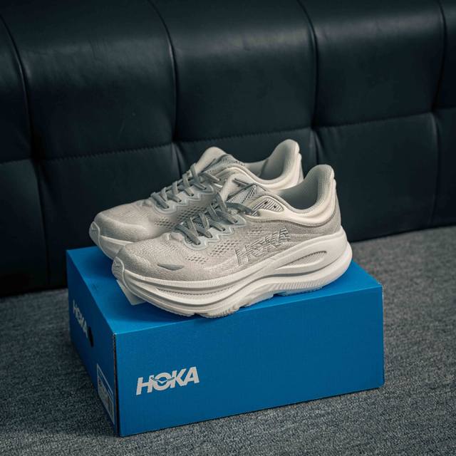 230 核心私 hoka W Bondi 9全新配色 这个品牌来自于新西兰的毛利语，Hoka表示大地，One One表示飞越，连起来就是飞越地平线，One On