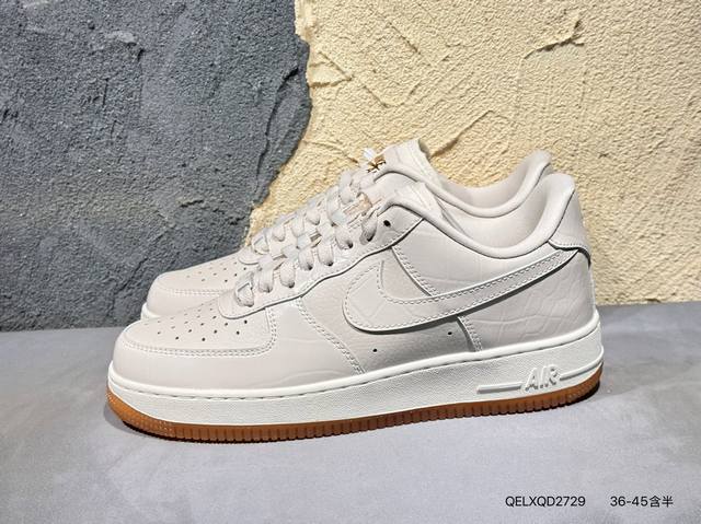 170 耐克Nike Air Force 1“07空军一号低帮百搭休闲运动板鞋。柔软、弹性十足的缓震性能和出色的中底设计，横跨复古与现代的外型结合，造就出风靡全
