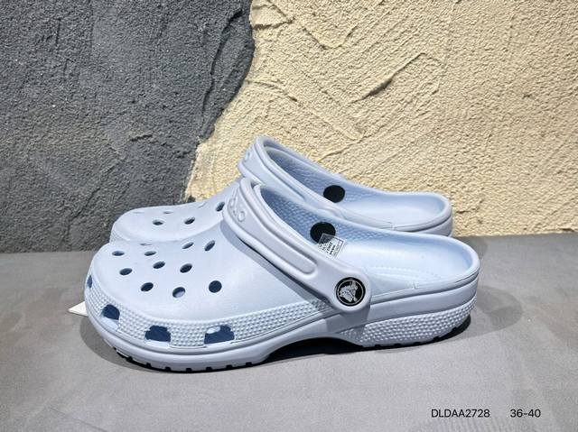80 #新品上市# 原装 Crocs 卡洛驰 涡轮 这双Crocs可能是所有Crocs里最有时尚感的一双，相较于普通版Crocs，增加了一个越野外底，凹凸不规则