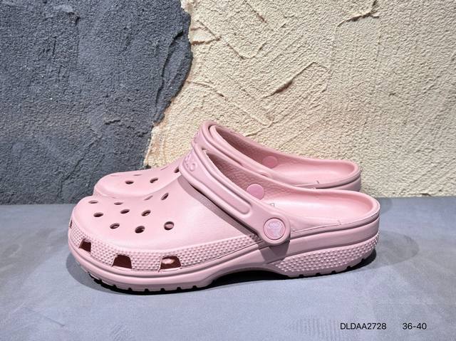 80 #新品上市# 原装 Crocs 卡洛驰 涡轮 这双Crocs可能是所有Crocs里最有时尚感的一双，相较于普通版Crocs，增加了一个越野外底，凹凸不规则