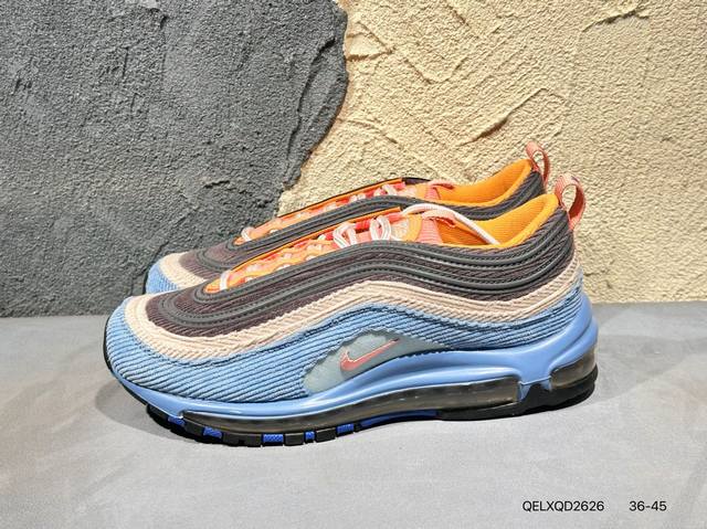 170 #新品上市实拍 近年来复古穿搭的盛行，Air Max 97 系列以复古的外形，多样的配色，被人所喜爱。近日一双颇为复古的全新白银配色即将登场。92182
