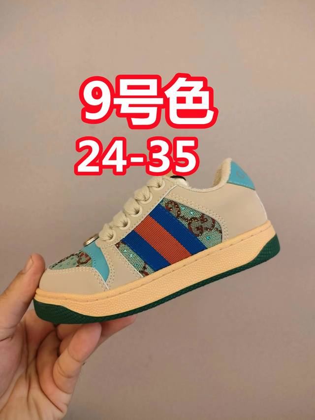出口欧洲版古驰Gucci头层皮200 gucci古驰新款儿童休闲鞋 size：24-35码 必入的大牌系列，经典古驰小蜜蜂系列。出口欧版，货不多卖一双少一双。