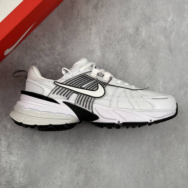本地 核心私 公司级Nike V2K Run 复古单品 复古老爹鞋跑步鞋 鞋款被命名为 Runtekk 设计上借鉴了 2000 年的跑鞋风格 配色上以金属银为主
