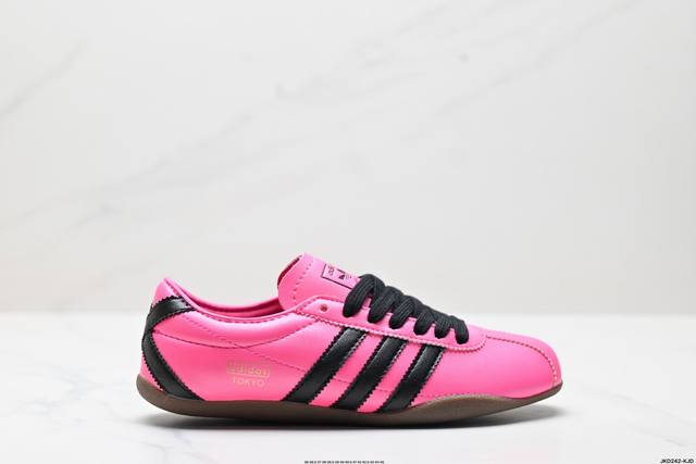 公司级Adida阿迪达斯Tokyo Pack舒适百搭经典休闲运动鞋 此次为Tokyo系列带来三双全新配色，清爽蓝色绒面搭载白色皮革三条纹，增添了复古干净的印象；
