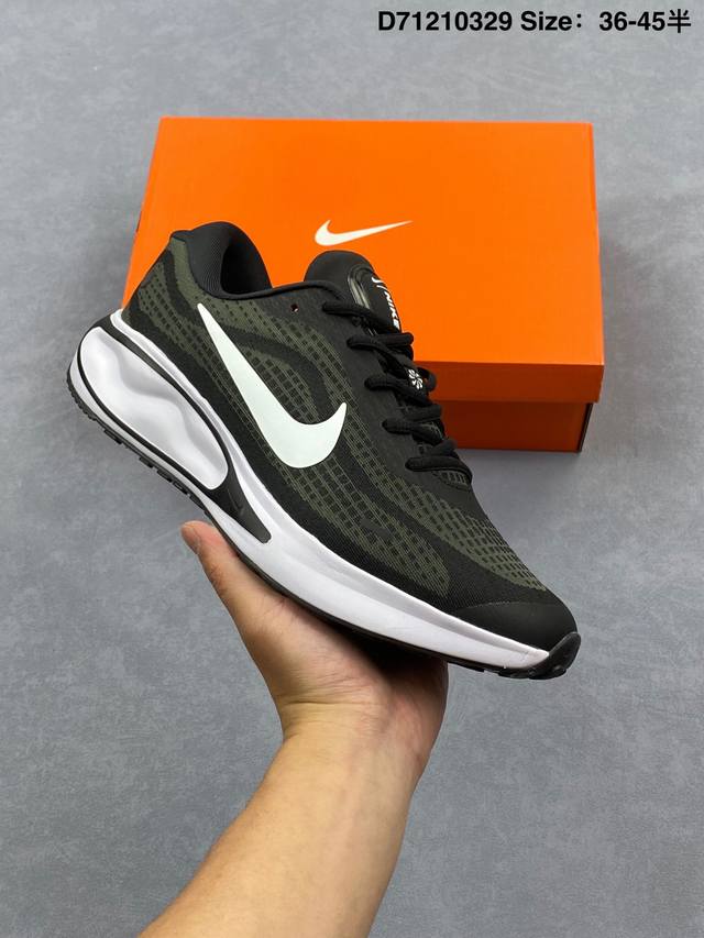 Nike Journey Run 跑步鞋 使用了新型的缓震材料 脚感偏韧 后跟有加厚的海绵填充 鞋子前掌和后掌做了加宽设计 增加了跑步时的稳定性 织物加网纱的鞋