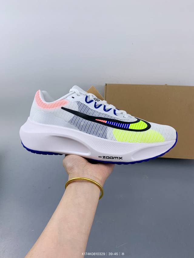 公司级 耐克 Nike Zoom Fly 5 运动鞋男女士公路跑鞋竞速跑步鞋厚底增高老爹鞋。采用耐用的设计，不仅可以部署在您最喜欢的比赛的起跑线上，还可以部署