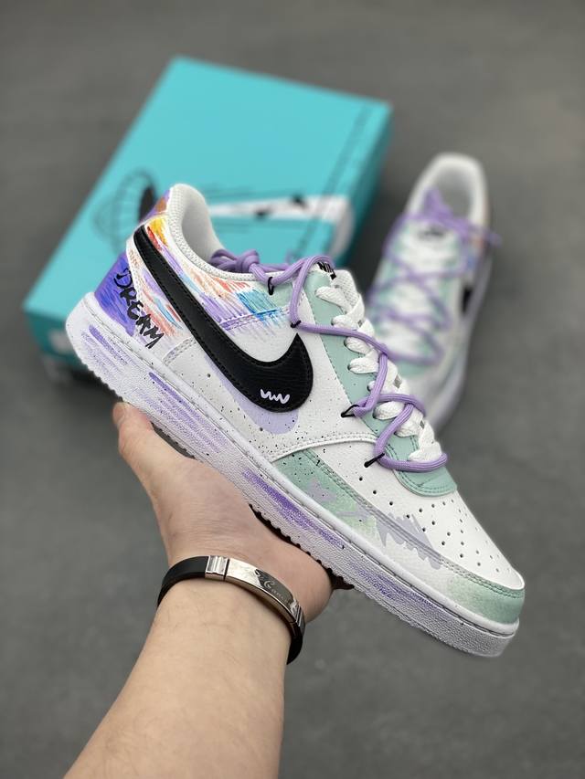 Nike Court Vision 1 Low“梦幻秘境” 手绘涂鸦定制板鞋 这片梦幻秘境，光线都变得微妙起来。柔和的微光透过茂密的枝叶，在地面上洒下斑驳的光影