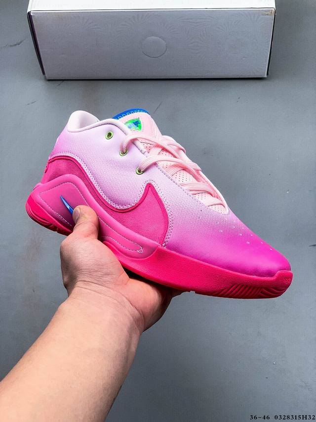 Nk Lebron Xxii 詹姆斯22代签名实战篮球鞋 Fz1095-103 采用全新中足鞋鞍翼结构，作为护栏保护的同时提供自然的控制感和稳定性，令下一代运动