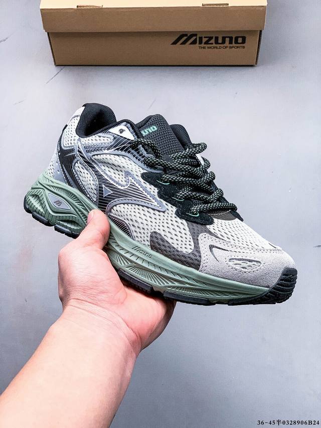 美津浓Mizuno Racer S 软底轻便缓震运动跑步鞋！ Racer S以其软底、轻便和反光特点受到许多跑者的青睐。这款鞋子采用了加厚鞋底和轻质Eva中底设