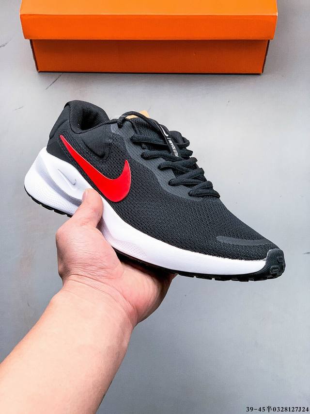 集图 Nike Revolution 7 Wide 透气 低帮 跑步鞋兼顾迅疾外观和稳固脚感，后跟覆面和中足动态支撑巧妙融合，缔造稳定顺畅的迈步体验。 0328