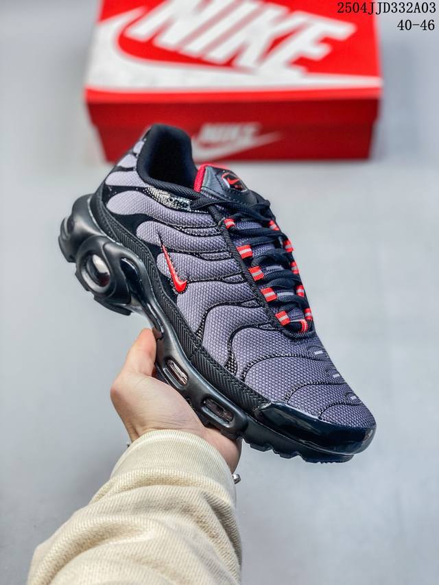 真标耐克 Nike Air Max Plus是Nike旗下另类鞋款的代表，Tn 它诞生于1996年，是第一款使用Tunedair气垫的跑鞋，其特点就在于实现各气