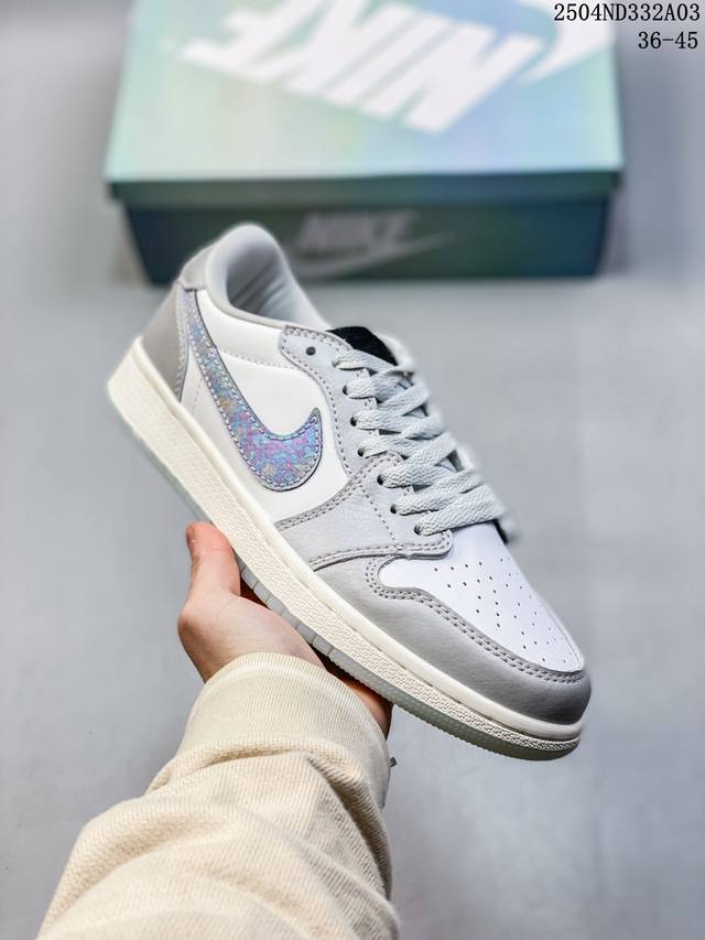 Air Jordan 1 Low Og 蛇年 Cny 低帮 蛇年限定 白灰黑 Aj1 乔丹1代 Aj1 乔1 低邦 白黑 男女同款 乔丹篮球鞋系列 鞋身整体以白