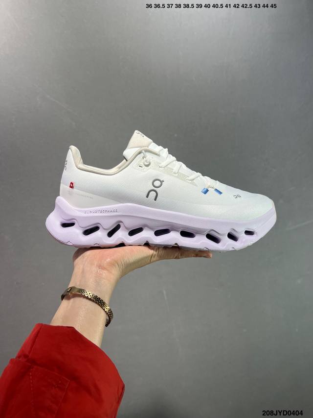 公司级新一代跑练结合多功能训练鞋Cloud X3，延续轻量脚感且灵活反馈的同时，提高贴合度和透气性;沿袭On的专业跑鞋科技，升级贴合度，搭载星形系带系统，三层网