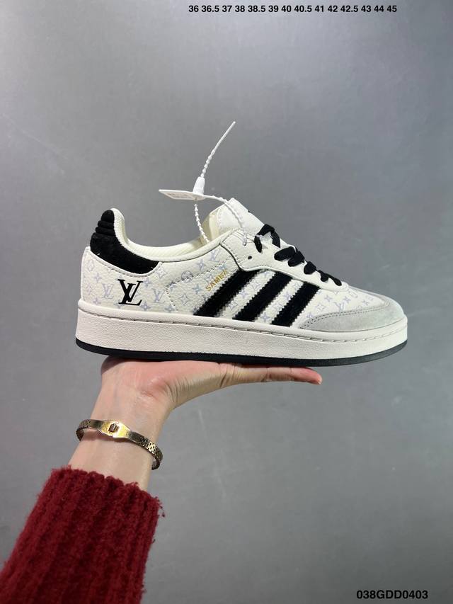 公司级阿迪达斯Adidas Originals Gazelle Indoor 三叶草复古防滑耐磨低帮板鞋 Hq8717 鞋款采用柔软的绒面革和耐用的皮革衬里融合