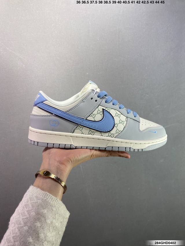 公司级Gucci X Nike Dunk Low 灰蓝印花 此款主张打破传统的工业化流水线设计限制，以Made By Ideas的超级创意为理念，集结众多潮流设