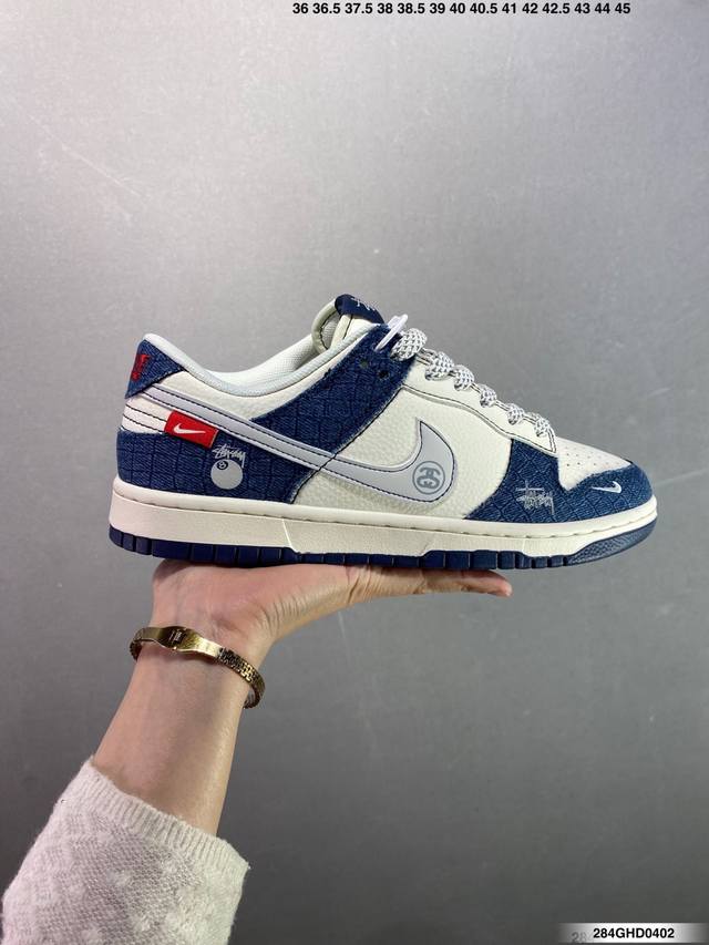 公司级Stussy X Nike Dunk Low 灰蓝印花 此款主张打破传统的工业化流水线设计限制，以Made By Ideas的超级创意为理念，集结众多潮流