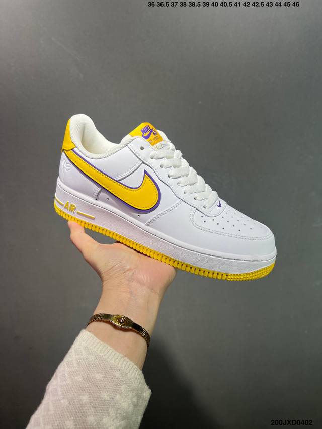 公司级Nike Air Force 1 Low 空军一号低帮百搭休闲运动板鞋。柔软、弹性十足的缓震性能和出色的中底设计，横跨复古与现代的外型结合，造就出风靡全球
