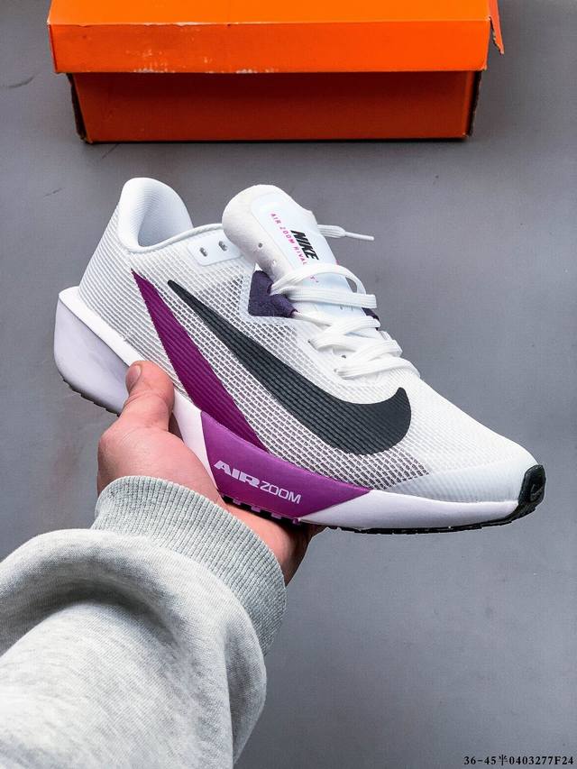 Nike Air Zoom Rival Fly 4 轻量跑鞋 鞋面采用舒适材质，提升上脚体验。鞋身延续了经典款式设计，并加强了鞋面的包裏和支撑性能。鞋底精心打造
