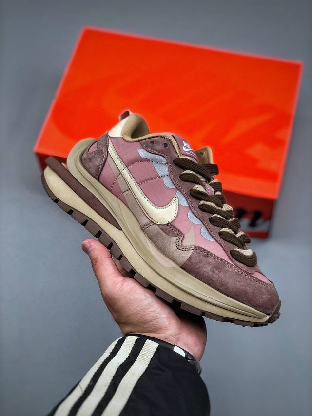 Sacai X Nike Vaporwaffle 华夫三代3.0 走秀重磅联名运动鞋鞋款由Pegasus与Vaporfly两款鞋型的设计元素共同构建，鞋身材质由