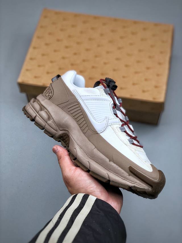 Nike Zoom Vomero Roam 马拉松复古跑五代休闲运动慢跑鞋采用环保纤维革饰片组合网眼布鞋面材质 升级正确后跟Tpu加固 耐弯折热塑框架支撑鞋身