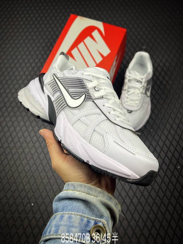 B 公司级耐克Nike V2K Run跑步鞋复古风潮 网面透气运动鞋 灰银紧致的鞋面材质提供良好的包裹性鞋侧 Swoosh以及鞋头部分搭配增添不少亮点的镀铬细节