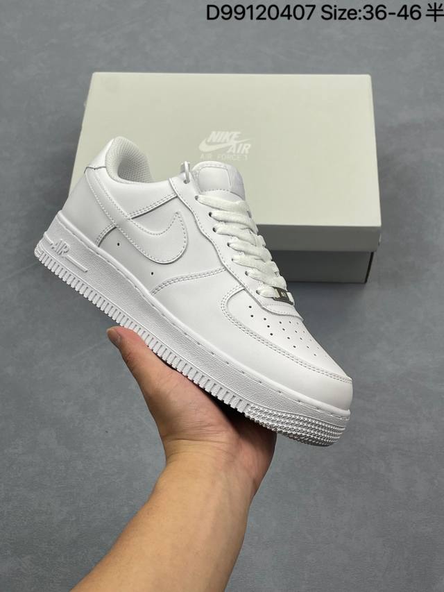 Nike Air Force 1 Low 空军一号 Af1 低帮百搭休闲运动板鞋。柔软、弹性十足的缓震性能和出色的中底设计，横跨复古与现代的外型结合，造就出风靡