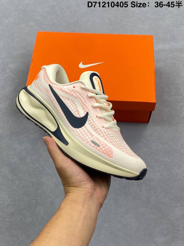 真标Nike Journey Run 跑步鞋 使用了新型的缓震材料 脚感偏韧 后跟有加厚的海绵填充 鞋子前掌和后掌做了加宽设计 增加了跑步时的稳定性 织物加网纱