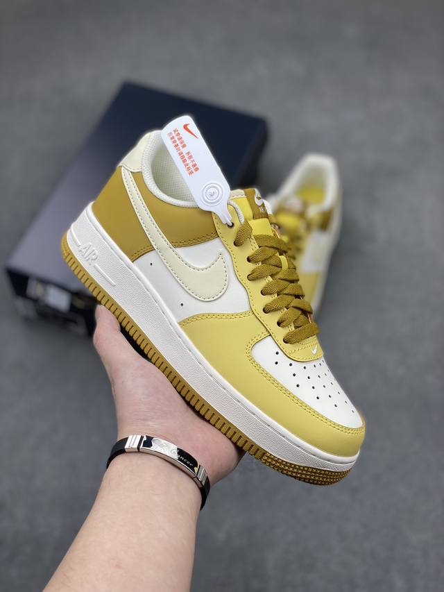 工厂P套现 福利特价 原本地 版本 耐克Nike Air Force 1 Low 空军一号低帮百搭休闲运动板鞋。柔软、弹性十足的缓震性能和出色的中底设计，横跨复
