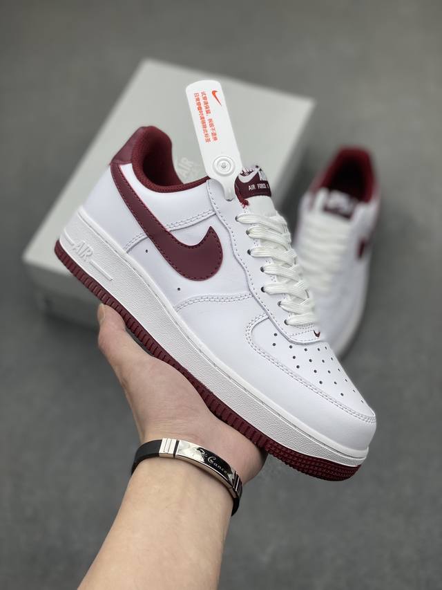 工厂P套现 福利特价 原本地 版本 耐克Nike Air Force 1 Low 空军一号低帮百搭休闲运动板鞋。柔软、弹性十足的缓震性能和出色的中底设计，横跨复
