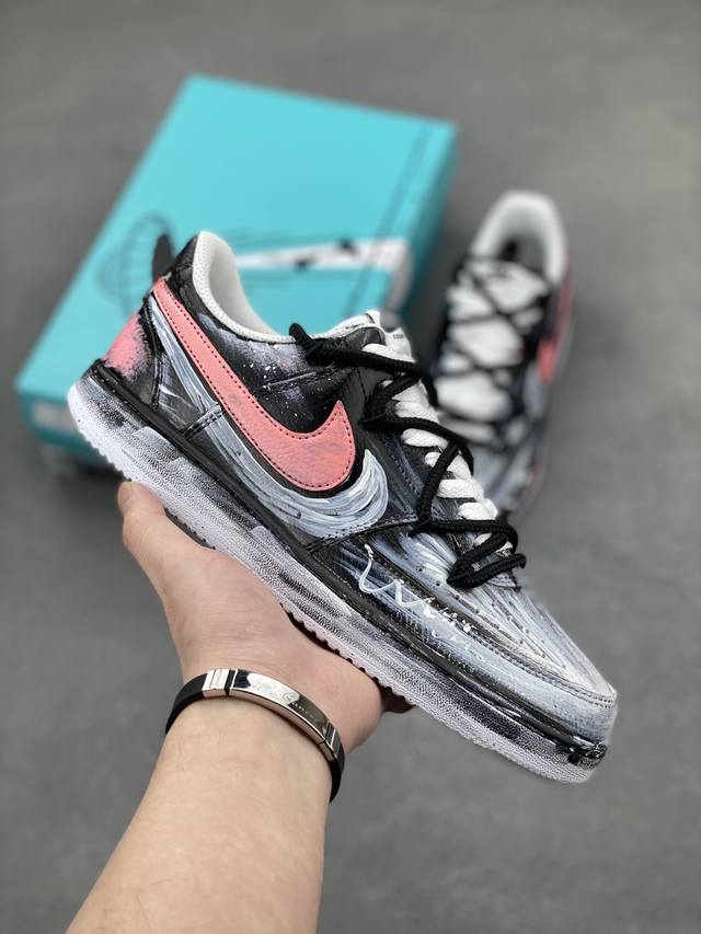 Nike Court Vision 1 Low“病变制造” 手绘涂鸦定制板鞋 把爱情的元素融入病变细胞研究，试图创造出一种特殊的“爱情病变”，让细胞像热恋时的心