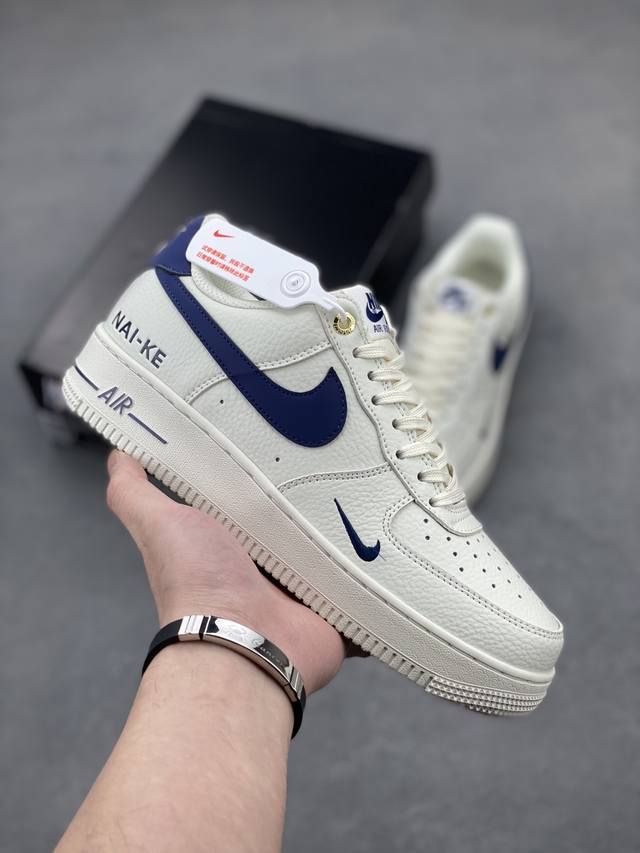 Air Force 1 ‘07 Lv8 空军一号 采用了整体外观的工具灰色 外观使用纹理显示 冷色调填满整个鞋子结构 除了白色Logo 鞋跟和鞋底 灰黑也填充了