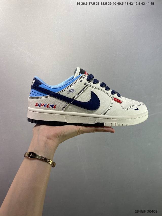 公司级Stussy X Nike Dunk Low 蛇年限定 米白蓝勾 此款主张打破传统的工业化流水线设计限制，以Made By Ideas的超级创意为理念，集