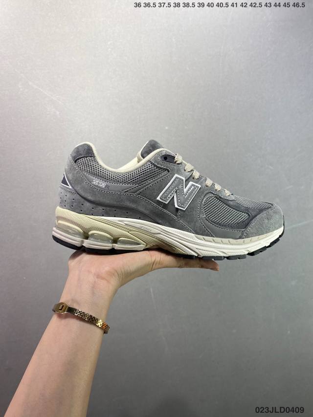 公司级New Balance 2002R 新百伦经典配色 沿袭了面世之初的经典科技，以Encap中底配以升级版N-Ergy缓震物料。鞋面则采用特色的柔软麂皮搭以