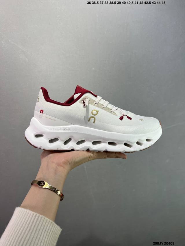 公司级新一代跑练结合多功能训练鞋Cloud X3，延续轻量脚感且灵活反馈的同时，提高贴合度和透气性;沿袭On的专业跑鞋科技，升级贴合度，搭载星形系带系统，三层网