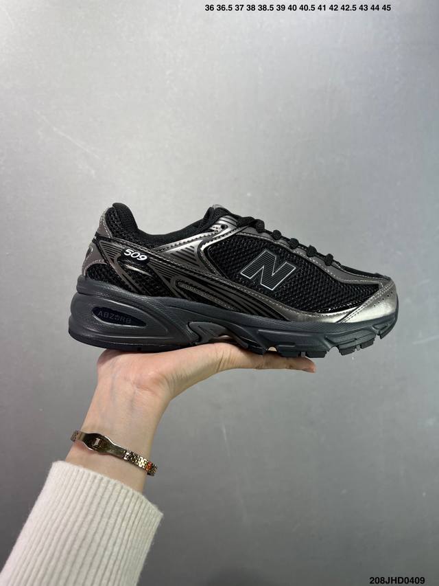 New Balance 推出了全新鞋款。这次复刻的 U509 是基于他们经典档案中的 Nb509 跑鞋，赋予其全新的现代设计。虽然保留了原有的轮廓，但也根据当下