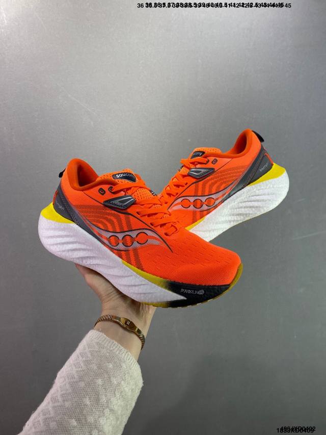 公司级 Saucony Triumph 索康尼胜利旗舰级缓震型跑鞋 性能相比前几代再升级：鞋面采用全新升级的工学网设计 贴合脚部更透气 中底部分使用最新的Pwr