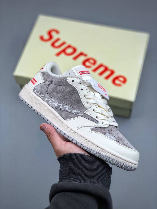 Supreme X Air Jordan 1 Low 织布标米灰此款主张打破传统的工业化流水线设计限制，以Made By Ideas的超级创意为理念，集结众多潮