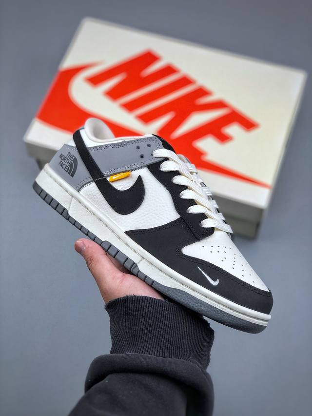 Nike Dunk Sb Low 定制Dunk 定制Dunk Sb顾名思义，具有经典的Dunk血缘，又注入了更多的时尚元素。相较于普通的Dunk滑板鞋，改良版的