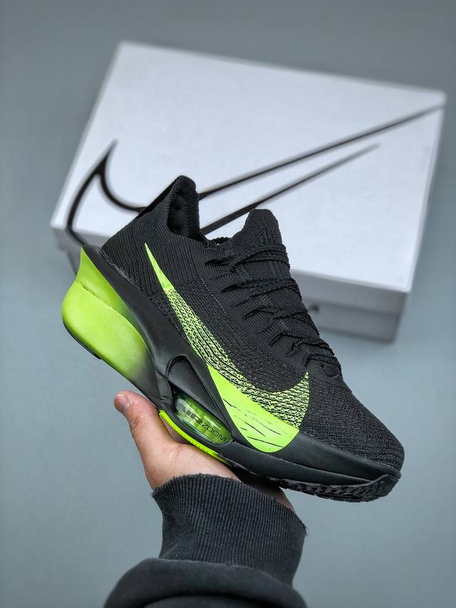 Nike Air Zoom Alphafly Next% Ek 整体采用前作的设计语言，并且对后者的细节进行升级，马拉松和长距离路跑的性能极限设计而生。货号：F