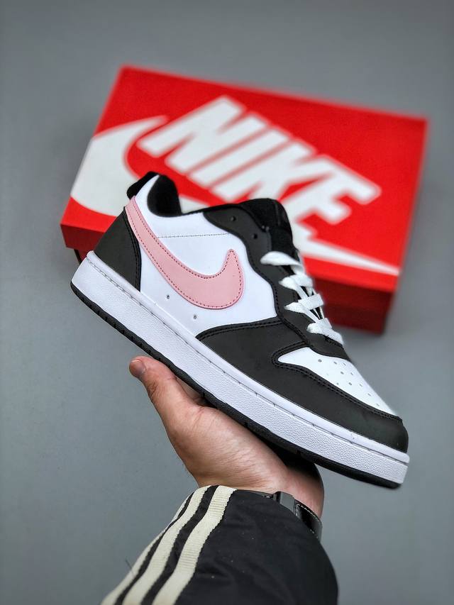 W Nike Court Borough 耐克校园休闲板鞋 #鞋款经典耐用的设计，兼顾舒适脚感和出众风范，演绎匠心之作。结构性的支撑贴合感结合复古篮球设计，塑就