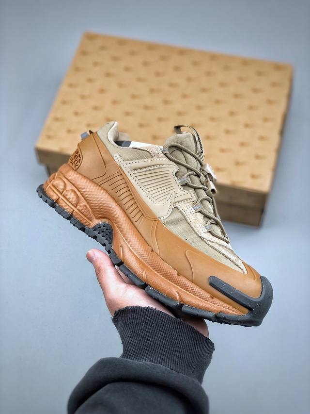Nike Zoom Vomero Roam马拉松复古跑五代休闲运动慢跑鞋采用环保纤维革饰片组合网眼布鞋面材质 升级正确后跟Tpu加固 耐弯折热塑框架支撑鞋身 中