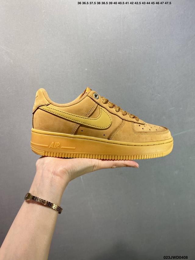 公司级Nike Air Force 1 Low 空军一号 Af1 低帮百搭休闲运动板鞋。柔软、弹性十足的缓震性能和出色的中底设计，横跨复古与现代的外型结合，造就