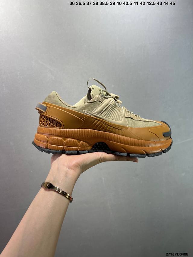 公司级耐克Nike Zoom Vomero Roam 马拉松复古跑五代休闲运动慢跑鞋 采用环保纤维革饰片组合网眼布鞋面材质 升级正确后跟Tpu加固 耐弯折热塑框