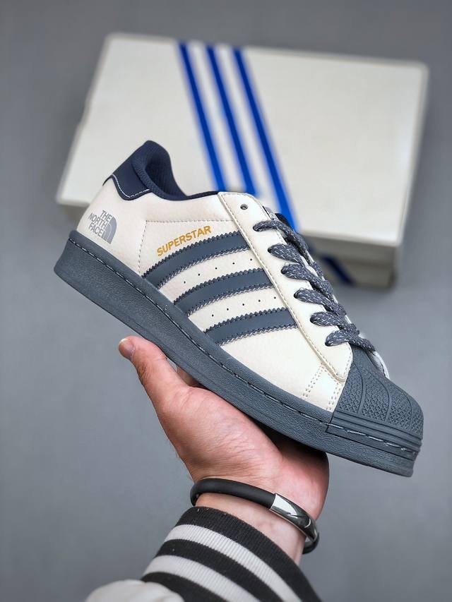 福利清仓特价 原 ＃纯原 Clot X Ad Originals Superstar “金标蛇年” #贝壳头联名限定 贴合柔软皮料深灰白色经典配色 ，这其中也包