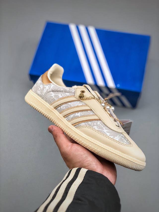 R版 Addis Original Samba Og 复古桑巴板鞋 这款桑巴鞋展示了高质量的工艺 带有装饰的超锁缝制和无缝的手感 柔软、柔软的皮革造型和标志性的