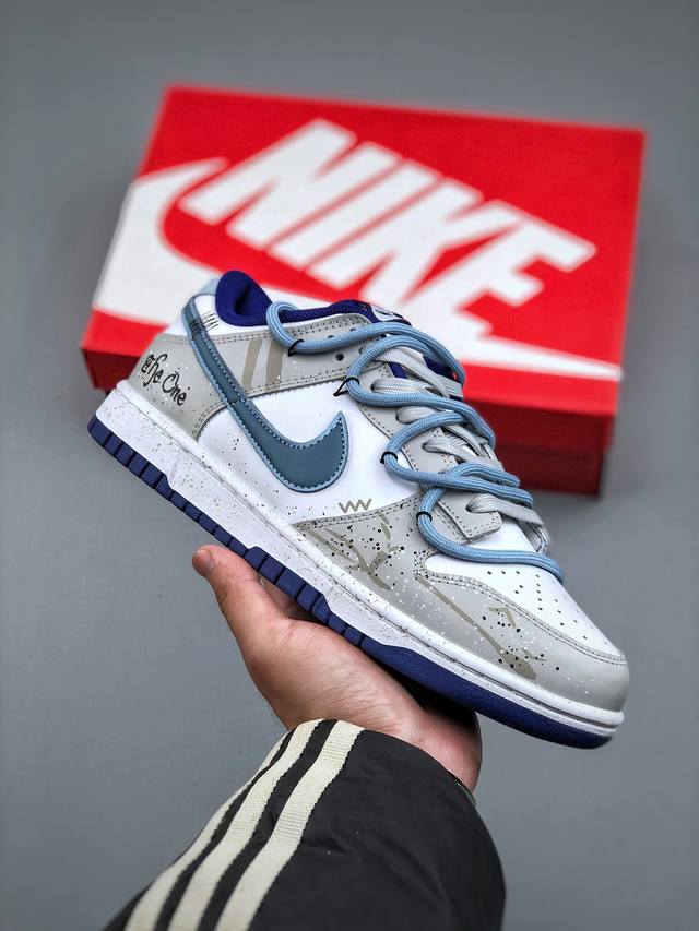 Nk Dunk Low 水墨晕染 Dv0833-103 此款设计灵感来源水墨烟雨，素白鞋身晕染米黄墨韵，星芒尘雾随步履生风。做旧暗纹暗藏诗意，蝶影翩跹落潮履，以