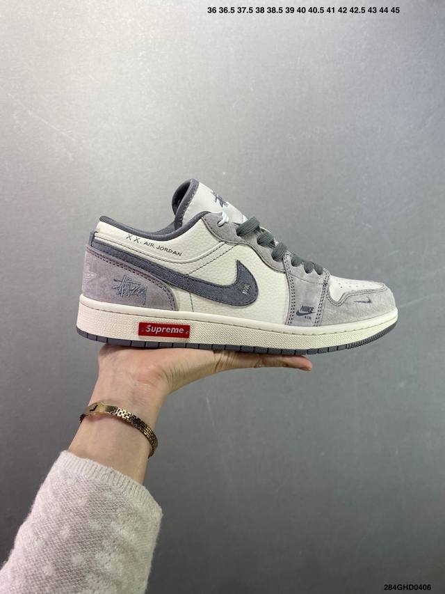 公司级Stussy X Air Jordan 1 Low 米灰金属标 此款主张打破传统的工业化流水线设计限制，以Made By Ideas的超级创意为理念，集结