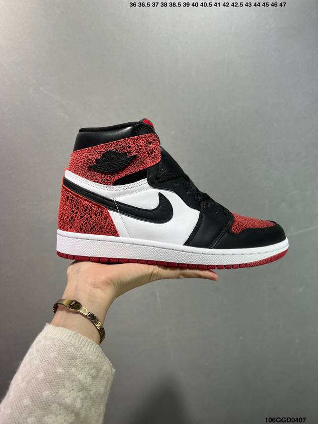 公司级耐克 男女鞋 Nike Air Jordan 1 Retro High Og 乔丹一代Aj1 倒钩 乔1 Aj1 篮球鞋复刻运动鞋。皮面高帮板鞋的设计灵感