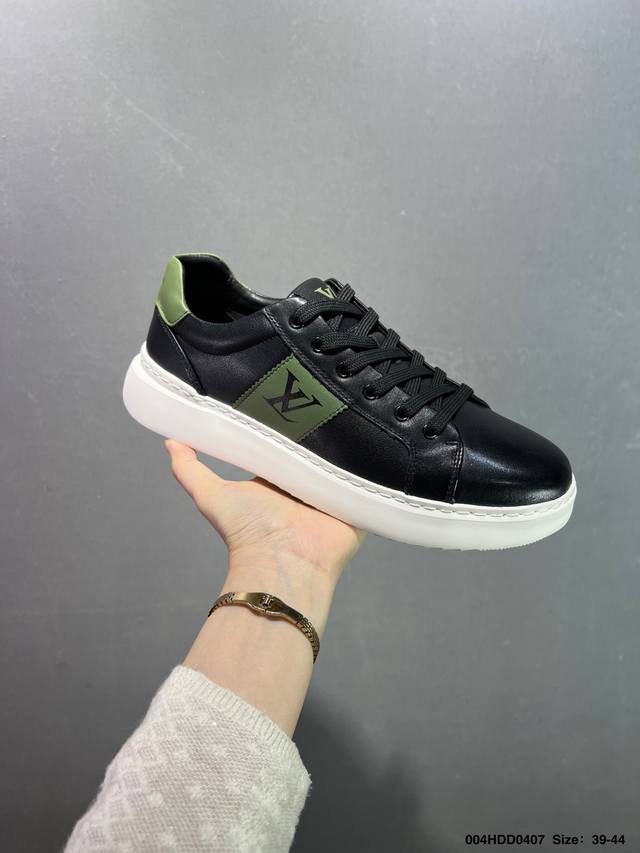 公司级Louis Vuitton Lv路易威登休闲文化运动板鞋系列 #广东大厂品质 舒适轻泡大底和百搭性霸屏整个时尚娱乐圈，细节调整完美主义！鞋面采用意大利进口