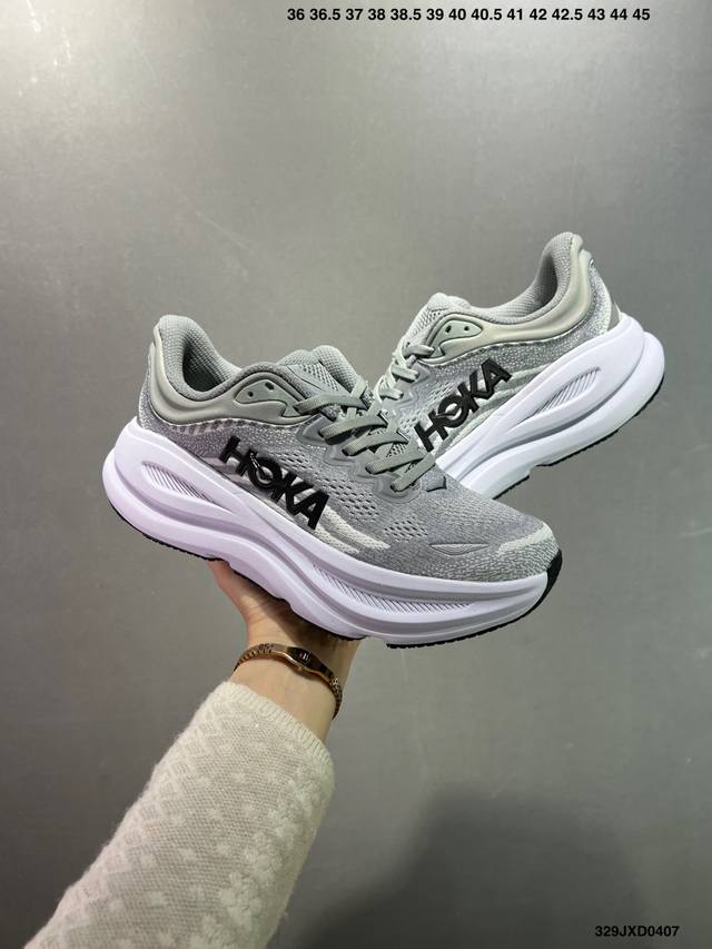 公司级Hoka M Bondi 9 轻盈跑鞋 这个品牌来自于新西兰的毛利语，Hoka表示大地，One One表示飞越，连起来就是飞越地平线，One One不是读